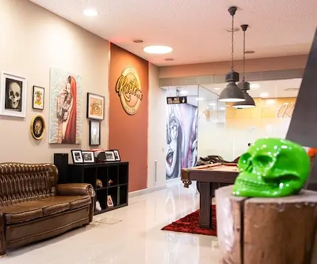Interior del estudio Kustom Tattoo