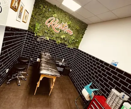 Interior del estudio Kustom Tattoo