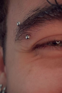 Piercing realizado por Veronika bodypiecing de Kustom Tattoo